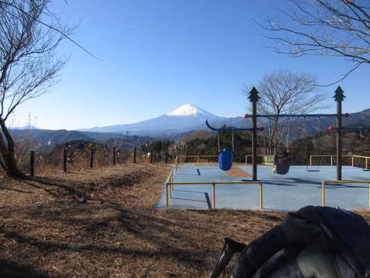 こちらの山頂にもブランコが設置されている　富士山を蹴飛ばすように漕ぐブランコだ