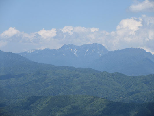 向こう側には高妻山が見える　右手前のギザギザは戸隠山だろう