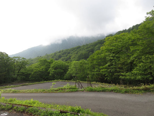 河原の坊の駐車場に着くが、誰も居ない・・・