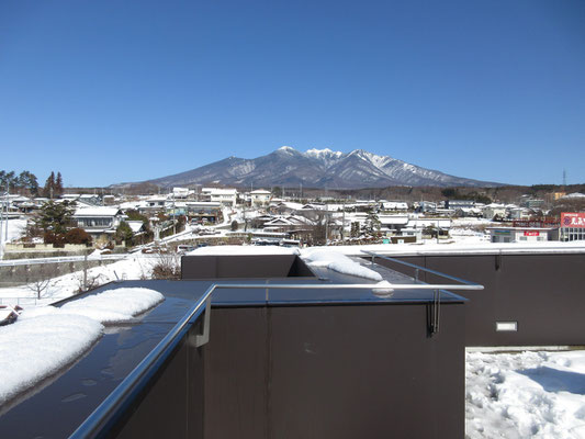 お腹もいっぱいになったし、展望台に昇ってみる　八ヶ岳が見事だが、雪でビッショリだし強風の為スケッチどころではない