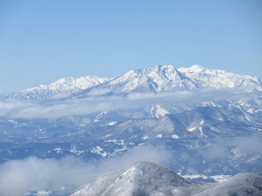 妙高山と火打山のアップ　左後方は雨飾山か？