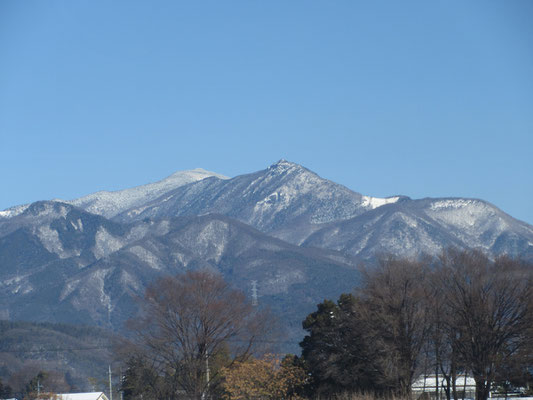 こちらはショボい望遠レンズをいっぱいにして撮ってみた、手前の乾徳山と奥は白っぽいけど黒金山