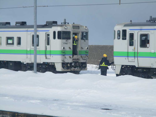 極寒のなか、森駅付近で作業をしています