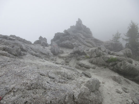 再び白砂と奇岩の世界　雰囲気的に地蔵岳が近くなってきたような気分だが、まだまだ…