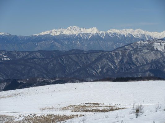こちらは北アルプス　穂高連峰から大キレットを隔てて右端には槍のとんがりも見える