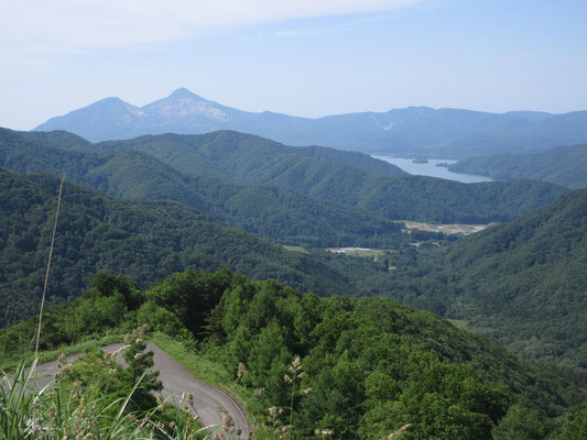 向こうには磐梯山の爆裂口と桧原湖？のすみっこが見える