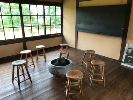 無人だが、靴を脱いでスリッパに履き替え、中も自由に見学ができる　この場所で賢治は仲間と熱心に語り合っていたのだ