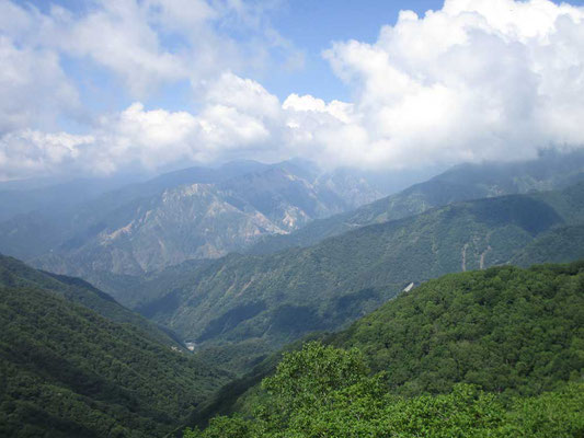 東側には足尾銅山の山並みが続きます　雲がかかりますが、松木渓谷には鉱毒被害の爪痕が今だ残る山肌の荒れた姿が見えます