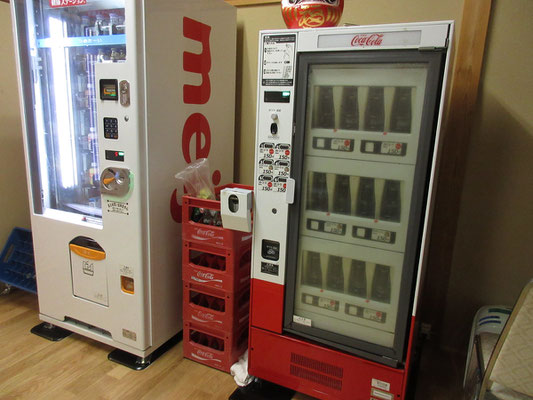 休憩室にはレトロな自販機が…瓶コーラが売られていた