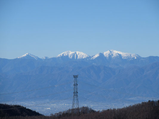 ズームしてみれば、南ア南部の三千メートル級がくっきりと！　右から悪沢岳、双耳峰の赤石岳、そして聖岳