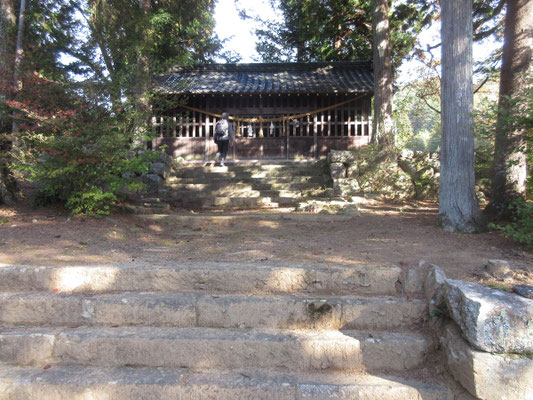 駐車スペース脇の神社へ この建物の中に二基の祠が並んで祀られていた
