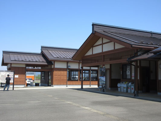 スケッチ場所の上から下界を眺めていると、ジオラマの景色のなかに「道の駅」らしき場所を見つけたので、昼休憩に下りる　「道の駅　南魚沼」