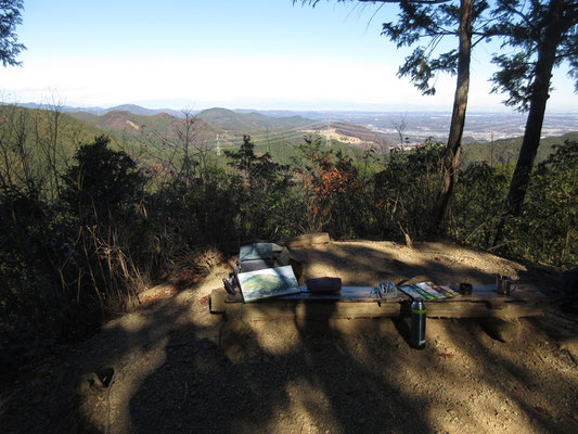 ちょうど他の登山者も途切れて貸切状態となったので、早めのランチタイムとスケッチの時間　至福のひととき