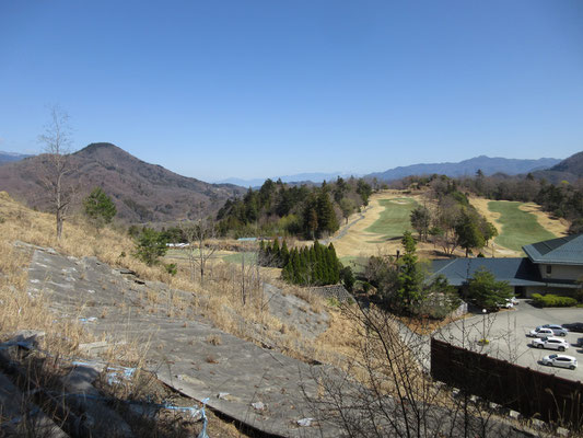 ひと登りすると、径路脇の崖を抑え込んだ眼下はゴルフ場