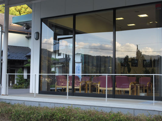 外から見た「ふるさとらんど小川」喫茶コーナー　全面ガラスでお茶を飲みながら小川村の景色と、天気が良ければ白馬鑓ヶ岳などが見える