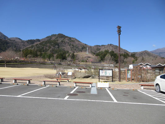 出発点の富士川クラフトパーク駐車場　これから登る粟倉山が見える