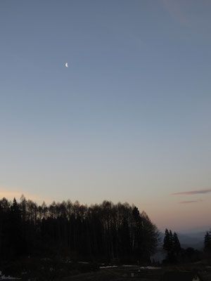 小屋からの眺め3　夜も晴れて、月がくっきり