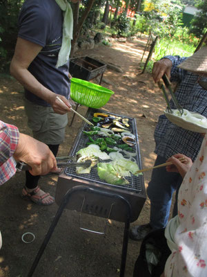 バーベキュー　肉の次は野菜の出番（すみません、肝心の豚漬けの映像がありませんでした＝食べてしまいました）