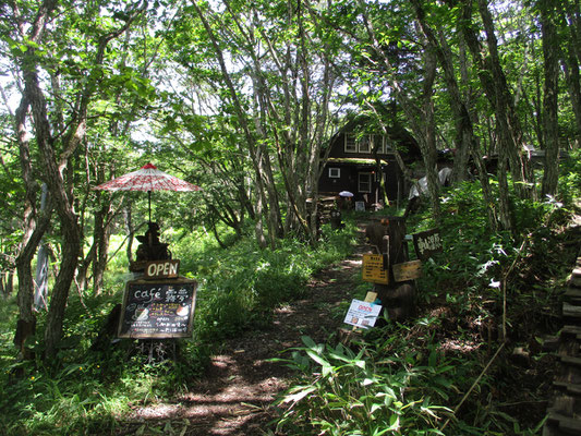 奥にはステキな山小屋が見える