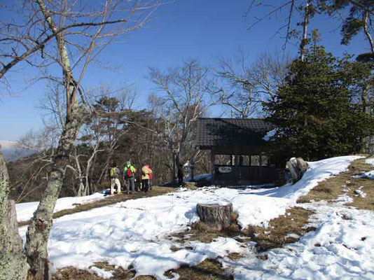 立派な社があります　登ってくる常連登山者でしょうか　きれいに掃き清め掃除をしてました