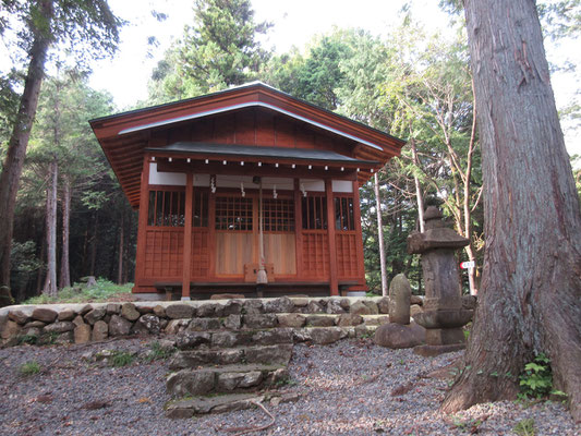 下山は新しく建て替えられたばかりの「山の神神社」に出る　全員無事下山の感謝のご挨拶をして行く