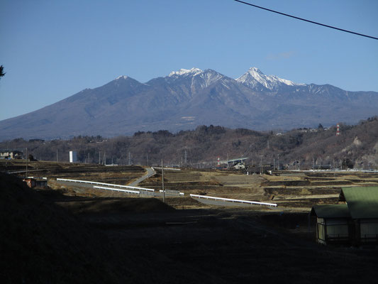 登山口の畑付近までくると、再び遮るものがない様子の八ヶ岳が見えます