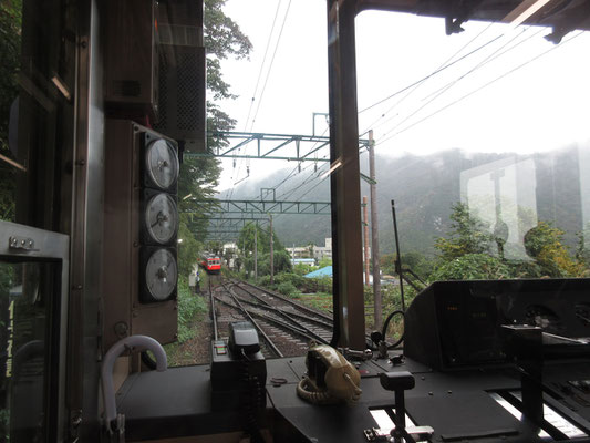 箱根登山鉄道は8.9kmのなかで最大80パーミル（1000ｍ進むのに80ｍ登る）の急勾配を登ったり下ったりする　