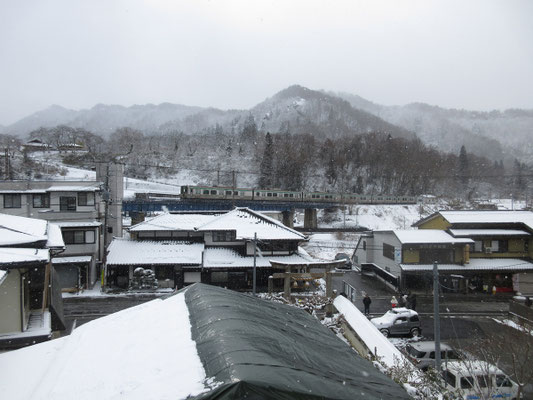 と、そこに仙台行きの列車が鉄橋にさしかかる　山寺駅からはグングンと傾斜を上げているのがわかる
