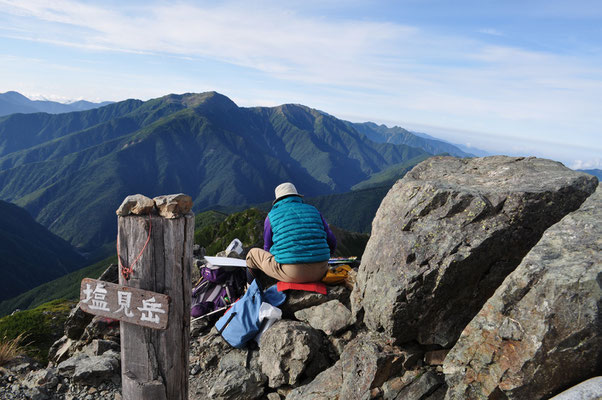 東峰山頂でスケッチ