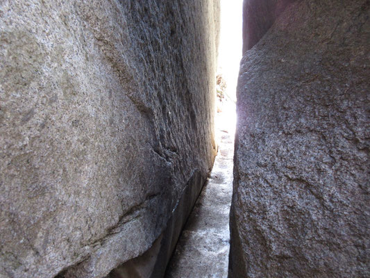 有名な？大岩の割れ目まで、凍った通路を恐る恐る辿って行くが、なんとそこはリュージュ（冬季オリンピック競技）の滑走路のようになっていて、とてもアイゼンなしでは入り込むことは出来なかった！　（潔く諦めました）