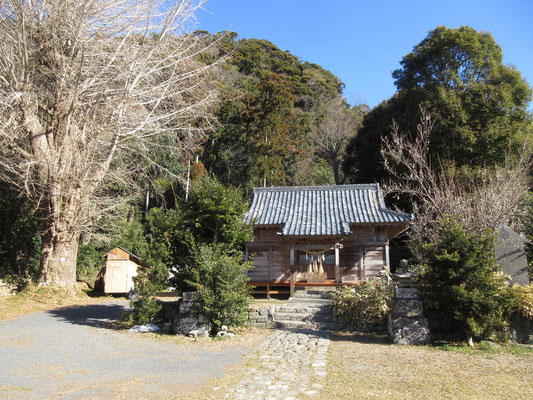 その先には八幡神社があった　摩耗して角がとれた石段を上がって境内に行ってみる