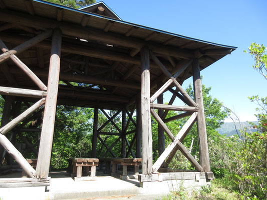 先ほど下から見えた東屋　とても立派