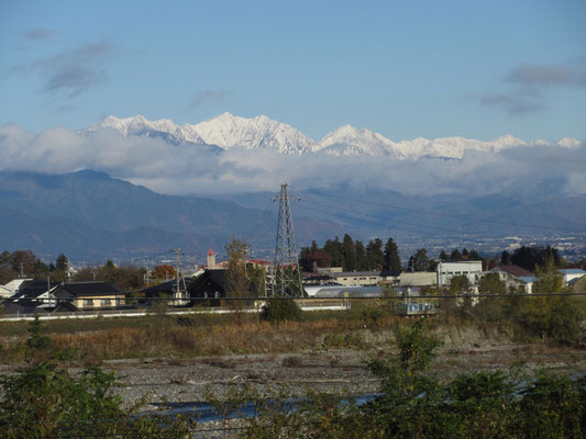最終日前日朝に安曇野入り　いつも休憩する梓川SAからは常念岳方面は雲のなか　しかし目を北に向けると鹿島槍と五竜方面が真っ白！　大感激！！