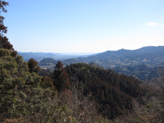 着いてしまった山頂、山道はものの7分だった(T_T)　なんともあっけない“登山”　東京湾方面を見る