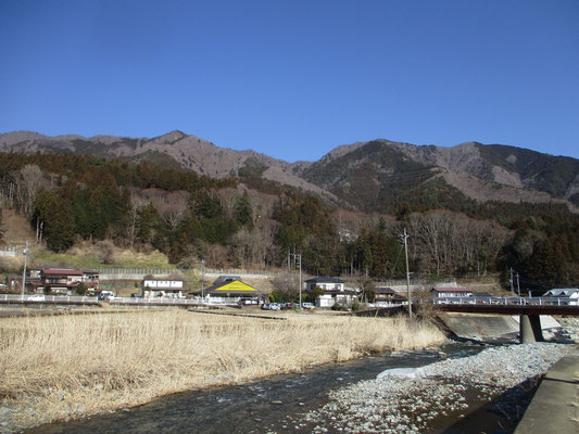 道志川沿いい登山口のある観光農園に向かって行く