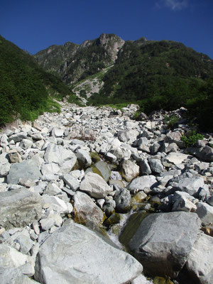 見上げれば白い石に埋め尽くされた沢が上に何処までも続く