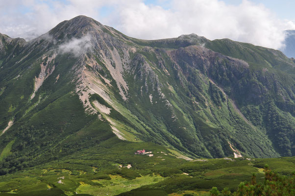 北アルプス最深部の三俣山荘、ターミナル的存在としての重要性がよくわかる構図　