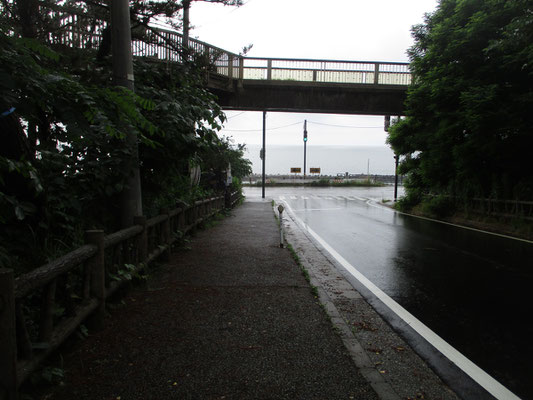 グングン行くと、あらま…日本海