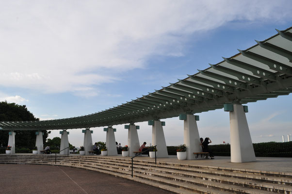 港の見える丘公園の展望テラス　昔は重苦しいコンクリの四角い屋根でしたがずいぶん素敵になりました