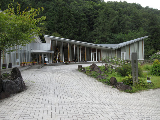 帰路に立ち寄った「芦安山岳館」　図書室も充実している