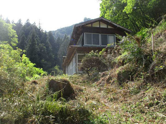 下山して民家の脇に飛び出しましたが、もう人は住んでいませんでした　様子からわりと最近まで生活があった雰囲気です