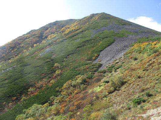 いよいよ下山開始　振り返り、紅黄葉と這松の美しい常念岳に別れを告げる