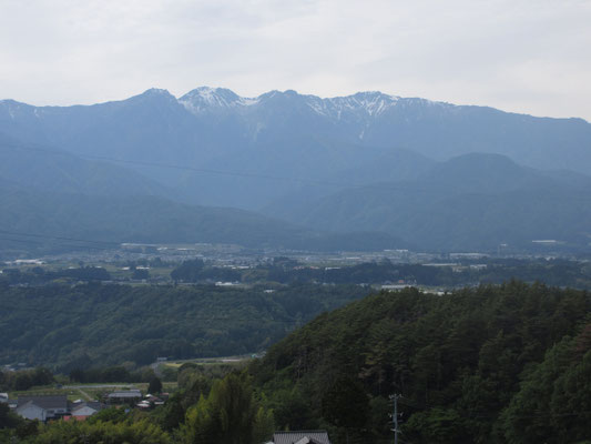駐車した場所まで戻ると、中央アルプスが広がる
