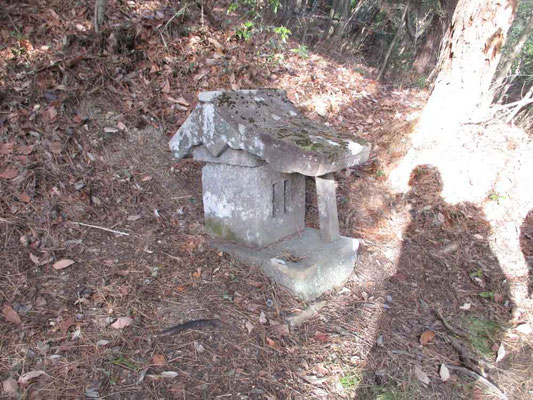 くらご峠近くにあった石祠