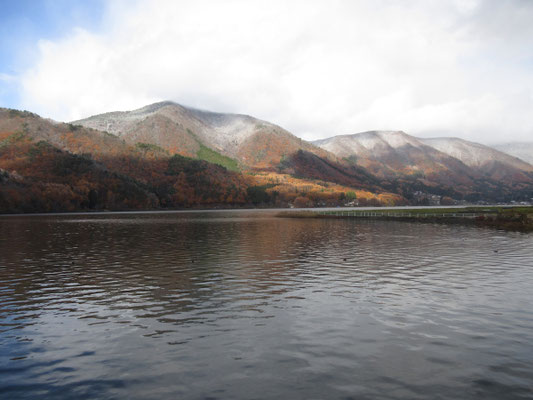 木崎湖まで出て散策 紅葉と雪のコントラストを湖岸越しに楽しむ