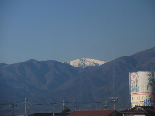 往路は居眠り専門での車中だったが、甲府が近づくと真っ白な山が見える! 悪沢岳ダァ〜!!(手前に不要なものも入っているけど…)