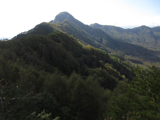 下山際、天狗山の展望がいい岩場で最後の大休憩にてスケッチタイム