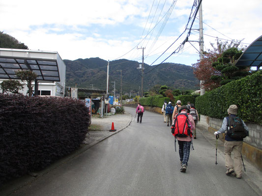 バス停から登山口に向かって上荻野集落の道を行く