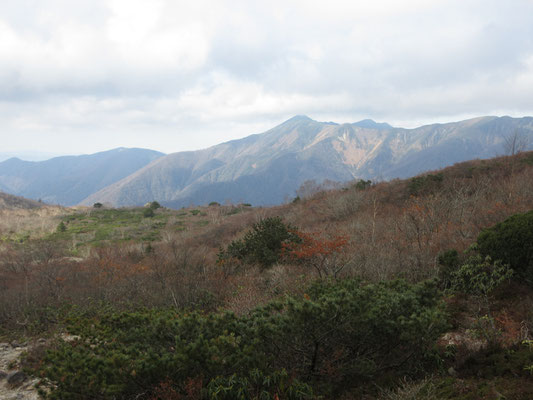 そして行く手の向こう側には、憧れの流石山から連なる大倉山や三倉山の稜線がきれいに見える