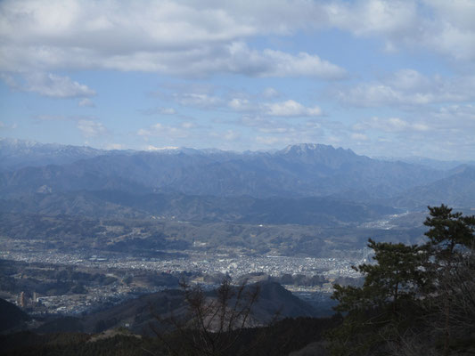 秩父の町と遠く両神山の方